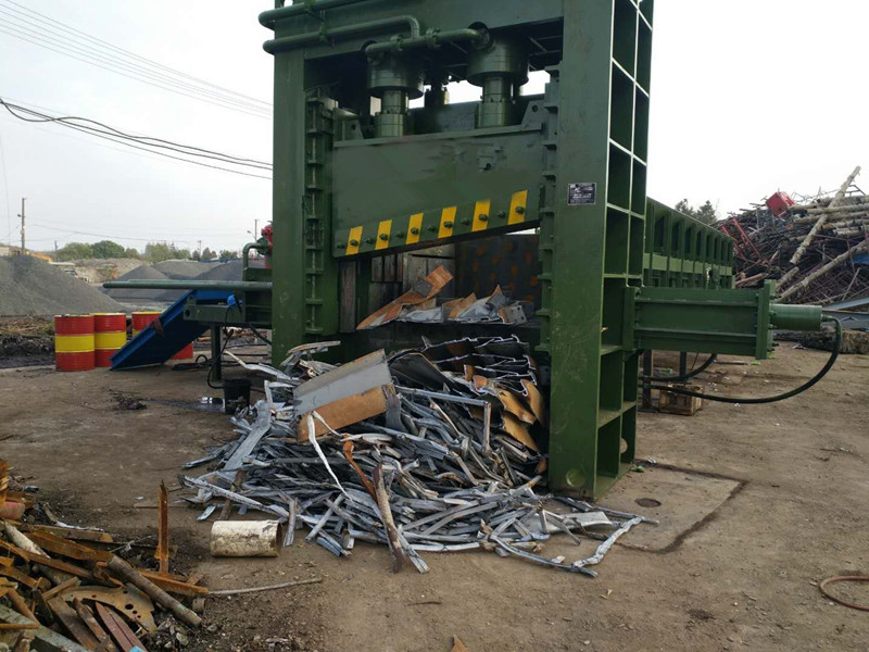 What safety features are integrated into the machine to protect operators during operation